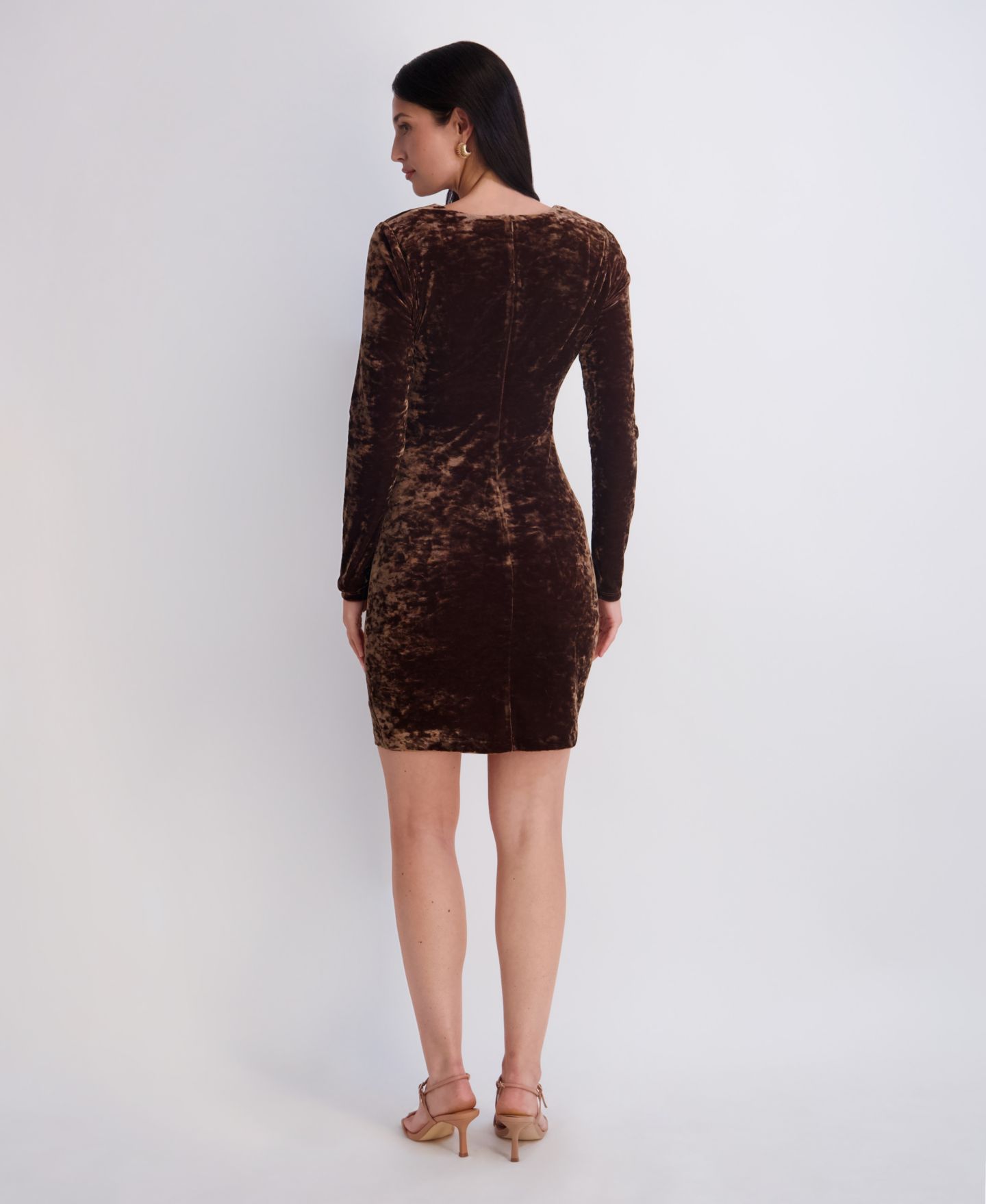 Женское платье Siena Crushed Velvet V-Neck Long-Sleeve Dress, цвет: Коньячный — фото 4