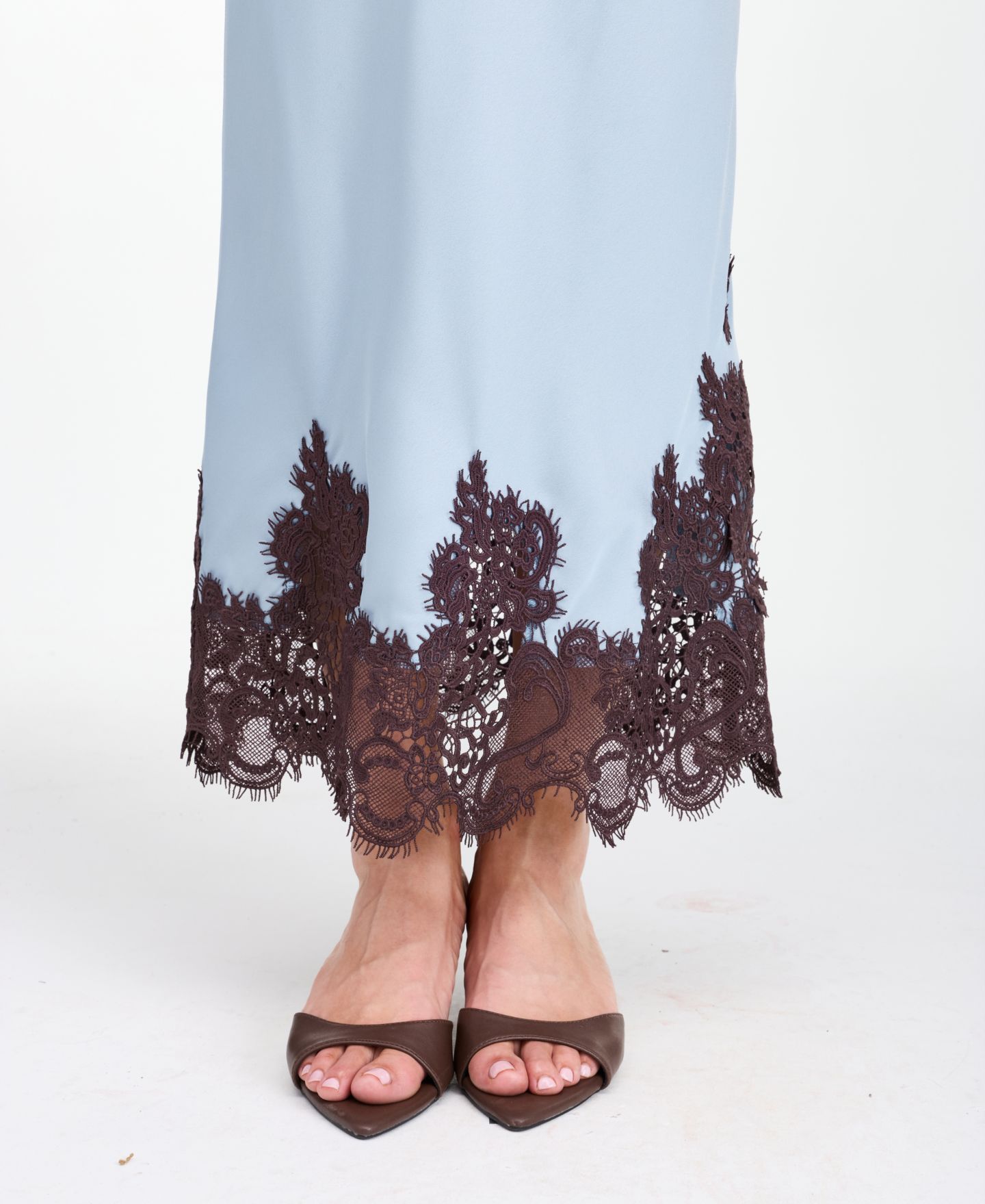 Женская юбка Kittenish High-Waisted Crepe Satin Maxi Skirt with Lace Trim, цвет: Синий туманный — фото 4