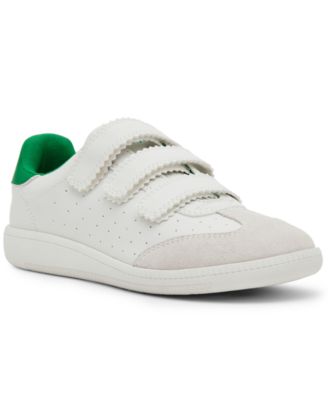 Women's Momentum Round Toe Sneakers