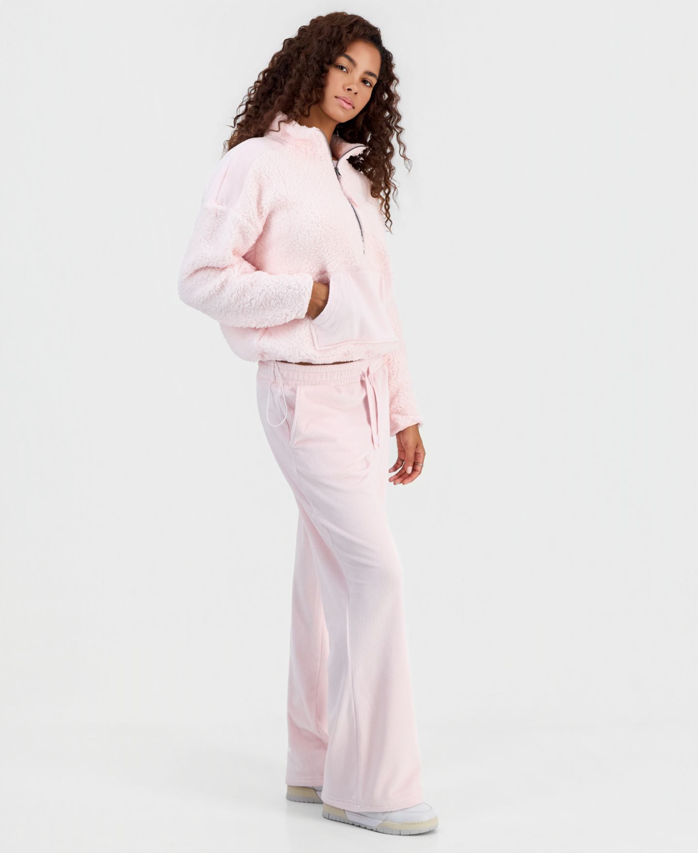 Женские брюки Hippie Rose Juniors' Ribbed Velour Straight-Leg Ankle, цвет: Ballet Slipper — фото 3