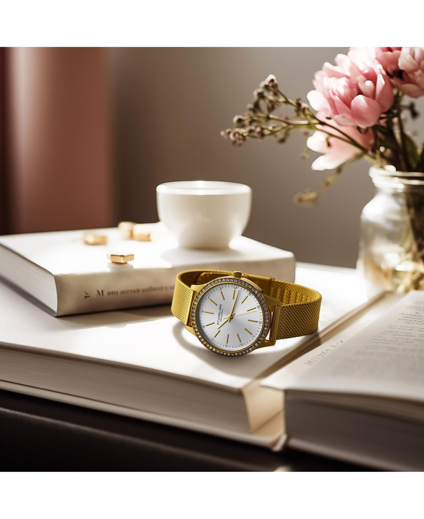 Женские часы Stuhrling Quartz Crystal Studded Gold Case and Gold Mesh Bracelet, Silver Dial, Gold Hands and Markers Watch, цвет: Золотой — фото 4