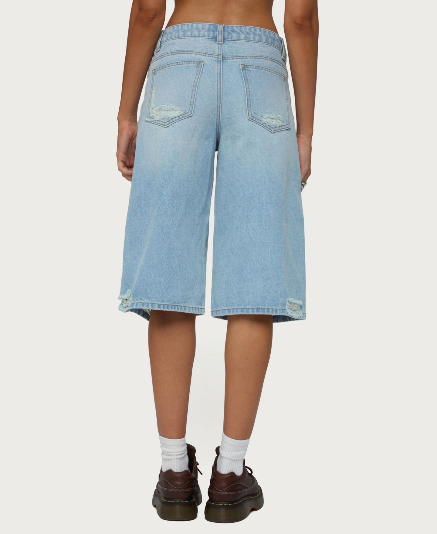 Женские шорты Edikted Low-Rise Distressed Denim Bermuda Shorts, 16" Inseam, цвет: Светлый синий потёртый — фото 2