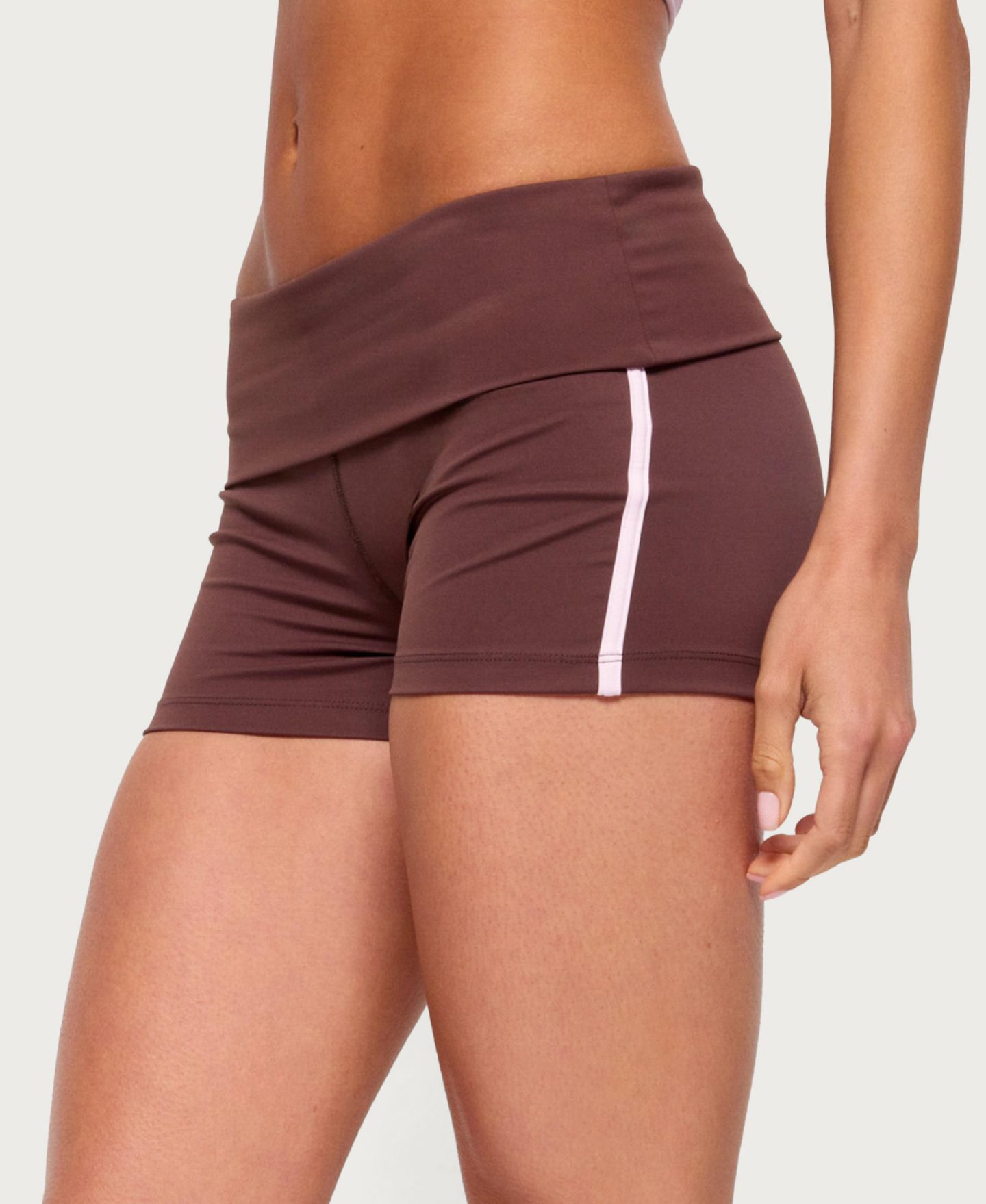 Женские шорты Edikted Ambar Contrast-Stripe Mid-Rise, 2" Inseam, цвет: Коричневый — фото 4