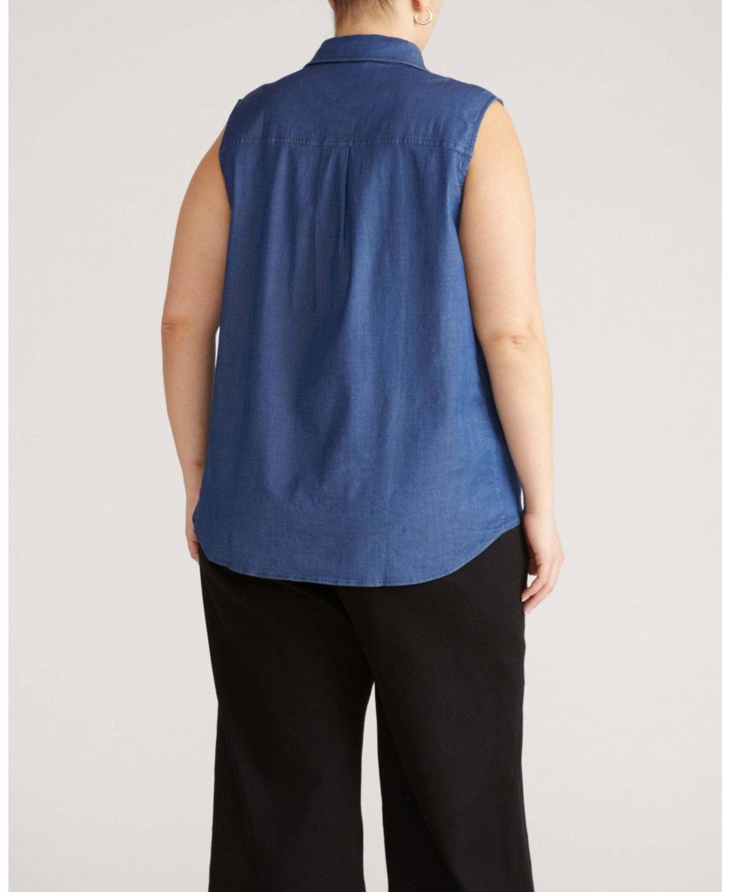 Женская рубашка Universal Standard Plus Size Chambray Sleeveless Button-Front, цвет: Полуночный синий — фото 2