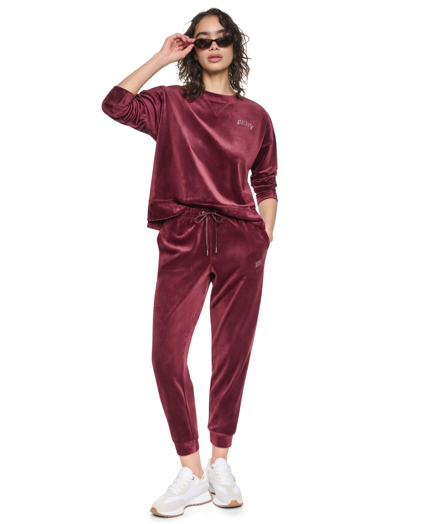 Женский свитер DKNY Sport Super-Soft Velour Relaxed-Fit High-Low Crewneck Pullover Top with Varsity Rhinestone Logo, цвет: Бордово-красный — фото 7