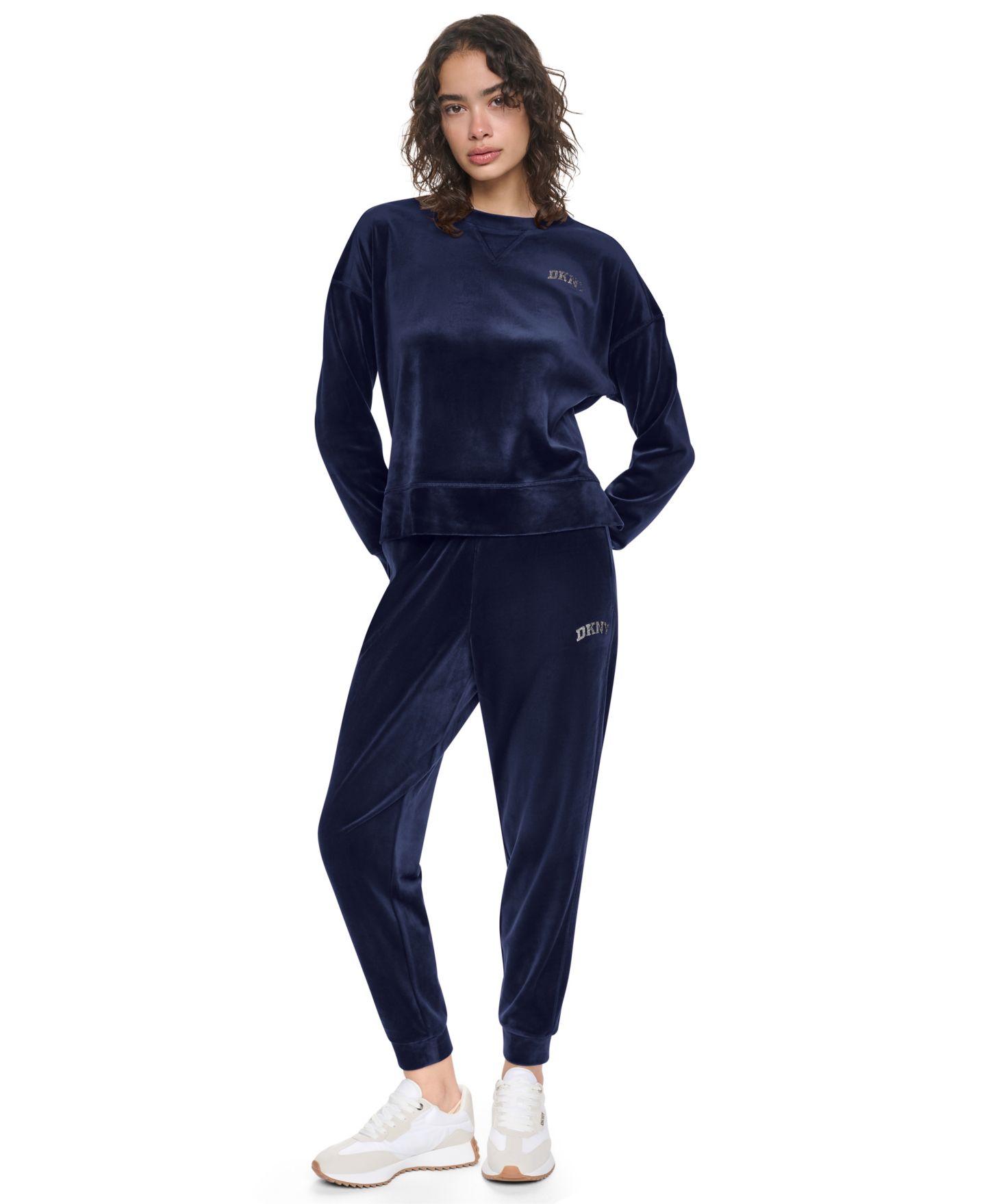 Женский свитер DKNY Sport Super-Soft Velour Relaxed-Fit High-Low Crewneck Pullover Top with Varsity Rhinestone Logo, цвет: Бордово-красный — фото 14