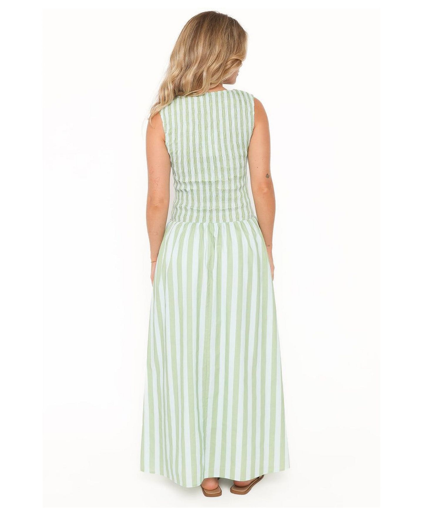 Женское платье Petal and Pup Maleny Smocked Striped Sleeveless Maxi, цвет: Синий / Зелёный полосатый — фото 3