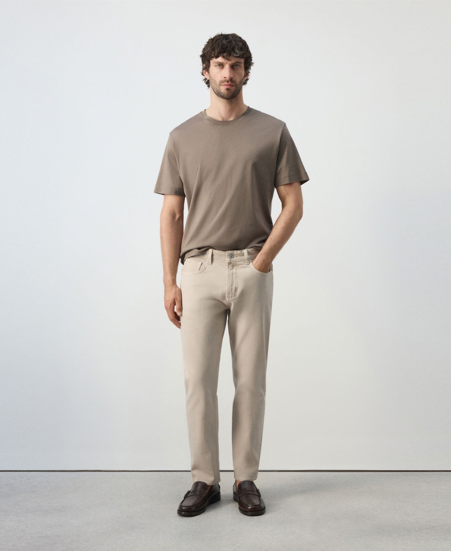 Мужские джинсы MANGO Ben Cropped Tapered-Fit, цвет: Бежевый — фото 6