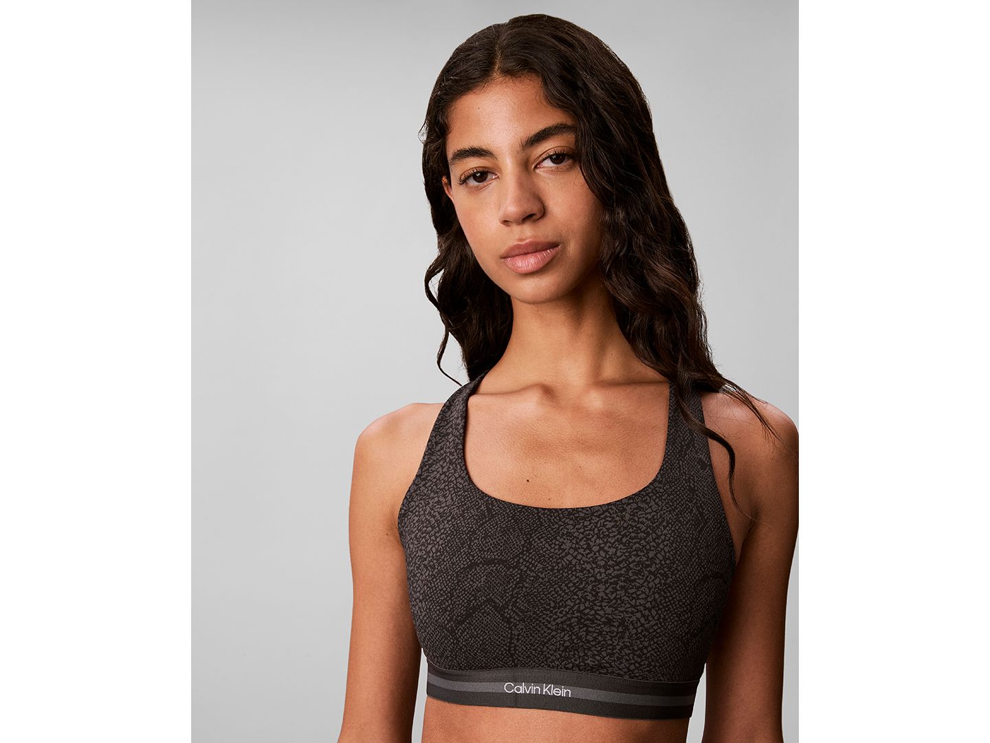 Спортивное бра Sport, без косточек — Calvin Klein Performance, цвет: Мраморный змеиный серый — фото 5