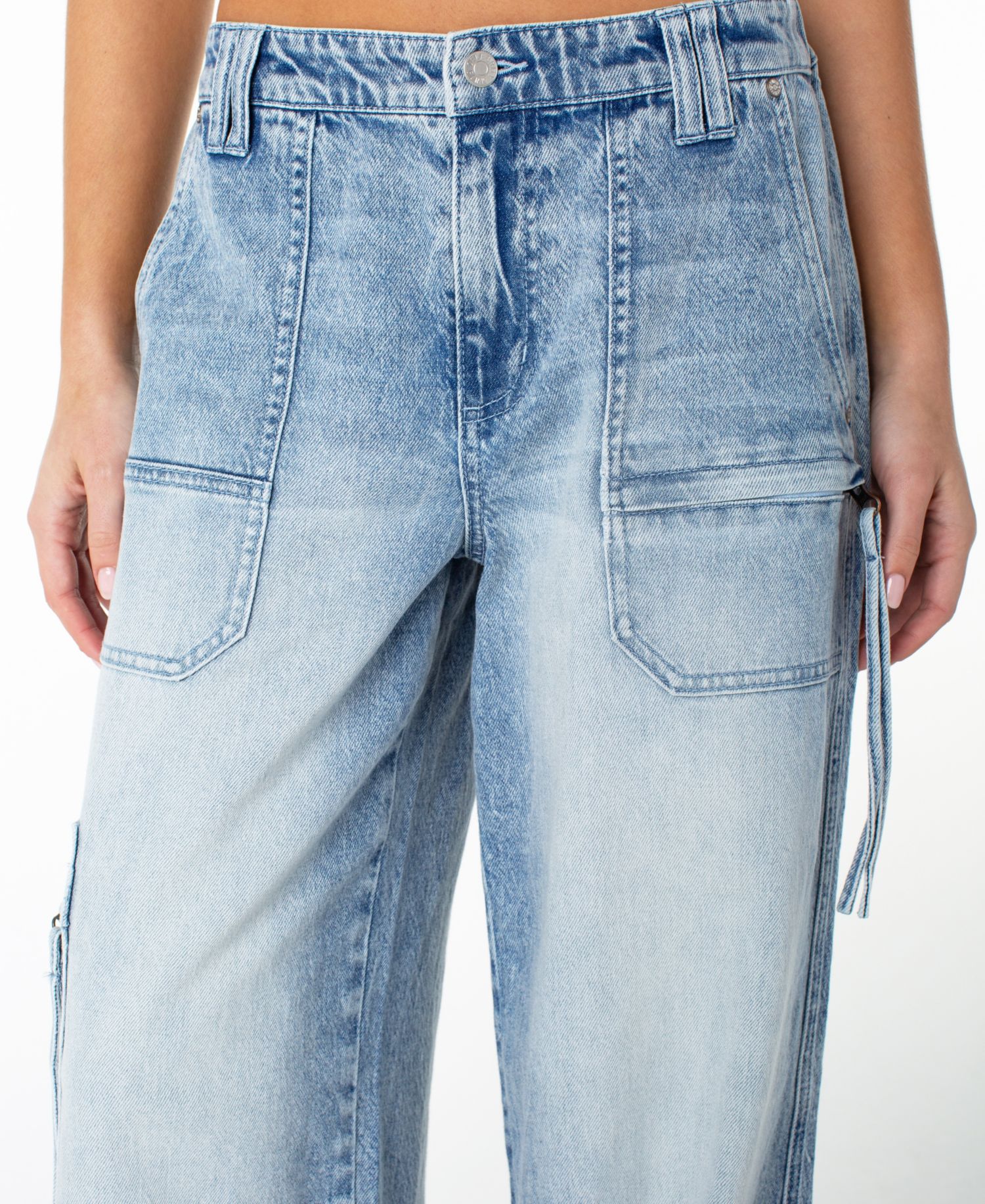 Juniors' Baggy Wide-Leg Light-Wash Cargo Jeans