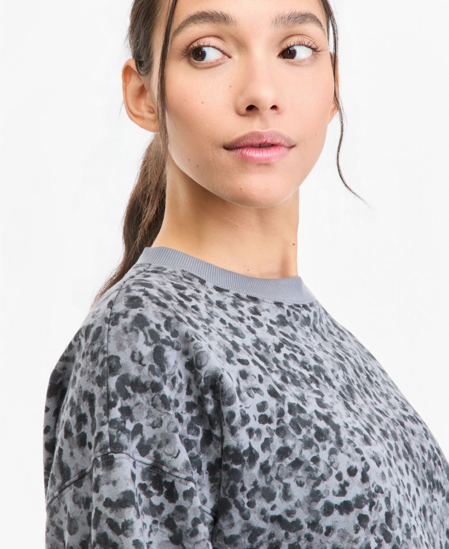 Женский свитер ID Ideology Soft Paw Animal-Print Long-Sleeve Fleece Crewneck Pullover, цвет: Soft Paw - Shark — фото 3