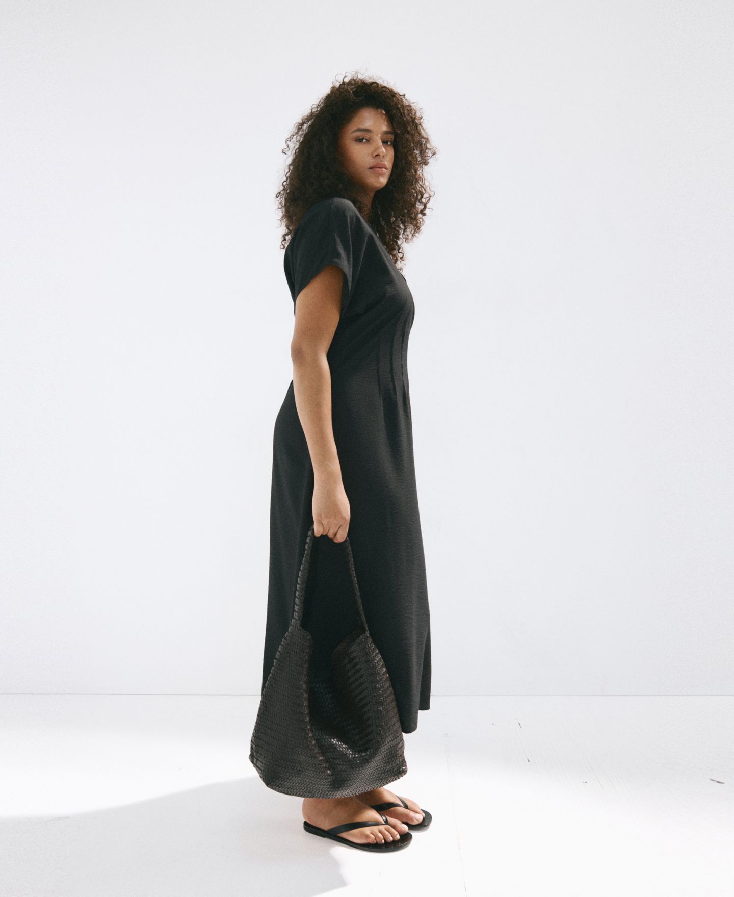 Женское платье Mango V-Neck Ruched Midi, цвет: Чёрный — фото 6