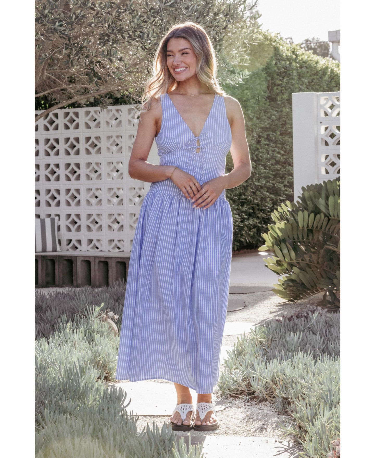 Женское платье Petal and Pup Vanessa V-Neck Striped Maxi, цвет: Тёмно-синий — фото 6