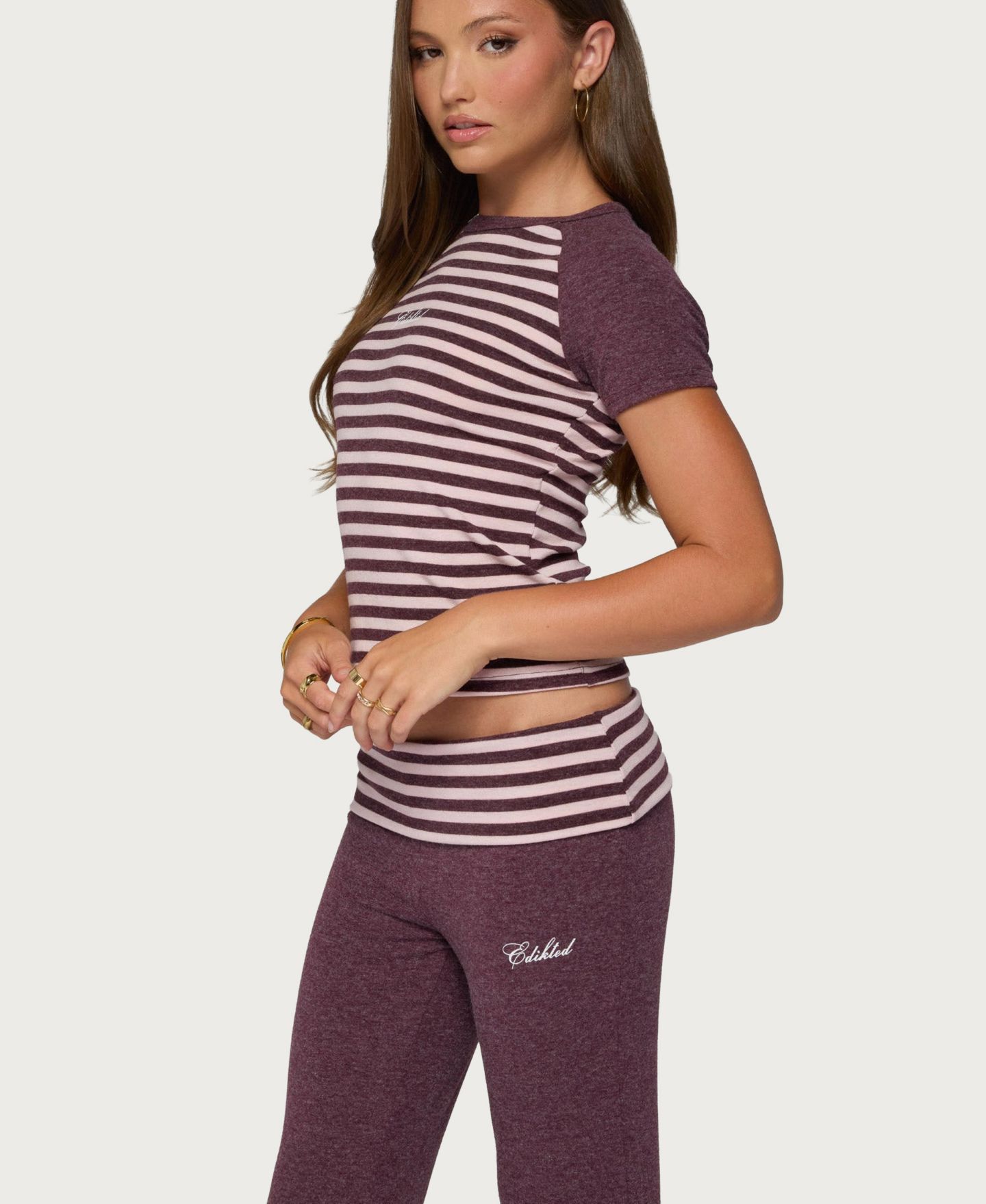 Женские футболки Stay Edikted Raglan-Sleeve Striped, цвет: Бордовый — фото 4