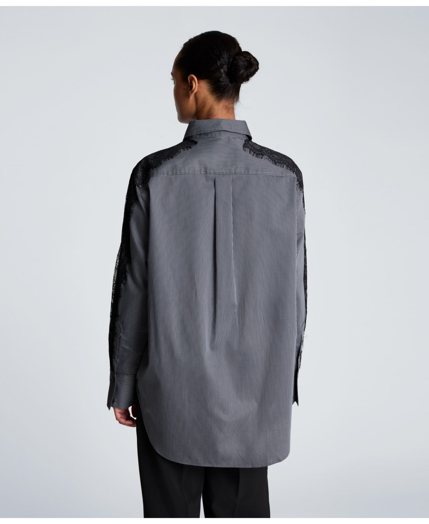 Женская рубашка Kenneth Cole Oversized Boyfriend Lace-Trim, цвет: Чёрный / Оловянный — фото 5