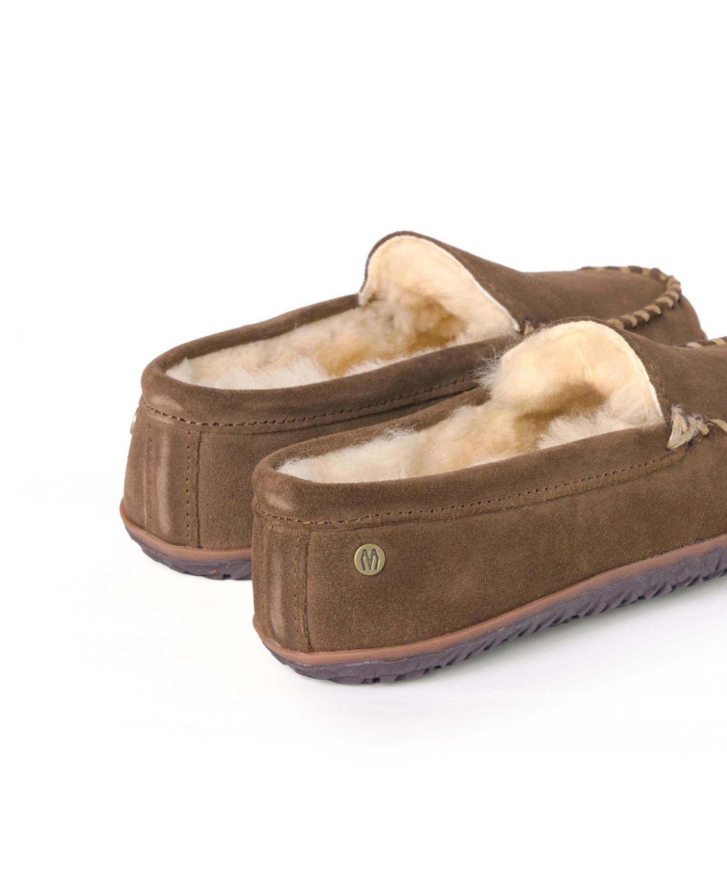 Мужские тапочки Minnetonka Suede Sheepskin Tobie Slippers, цвет: Коричневый, вариант 1 — фото 4