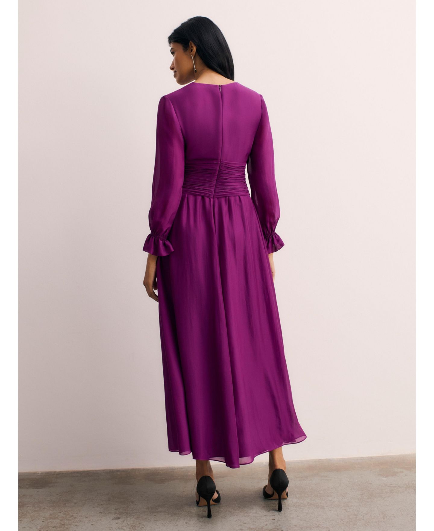 Женское платье The Fold Sculpted Silk Long-Sleeve V-Neck Ruched-Waist Wrap Midi, цвет: Фиолетовый — фото 3