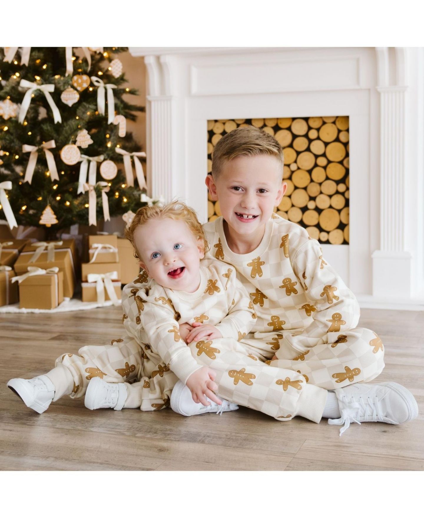 Брюки Sweet Wink Gingerbread Holiday Fleece-Lined Joggers для мальчиков-малышей, цвет: Слоновая кость — фото 8