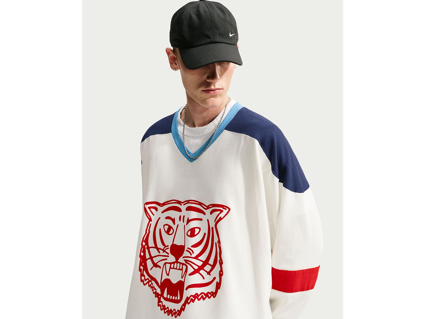 Мужской топ Nike Sportswear Club Long-Sleeve Graphic Hockey Jersey, цвет: Молочный / Тёмно-синий — фото 3