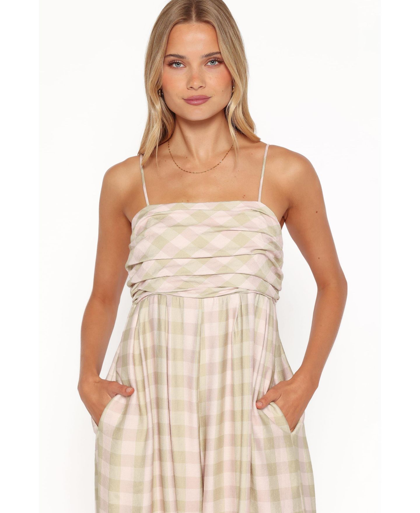 Женский комбинезон Petal and Pup Pricilla Square-Neck Sleeveless Wide-Leg Jumpsuit, цвет: Зелёный розовый в мелкую клетку — фото 4