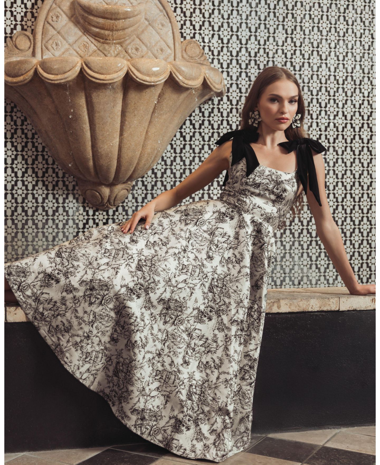 Женское платье Mac Duggal Floral Brocade A-Line Midi with Bow Straps, цвет: Чёрный разноцветный — фото 6