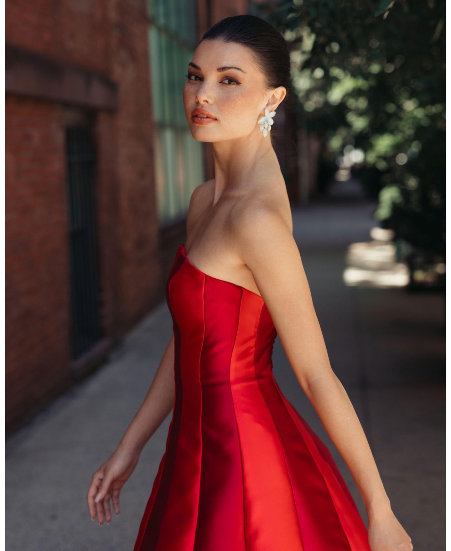 Женское платье Mac Duggal Strapless Paneled Mikado Ball Gown, цвет: Винный разноцветный — фото 4