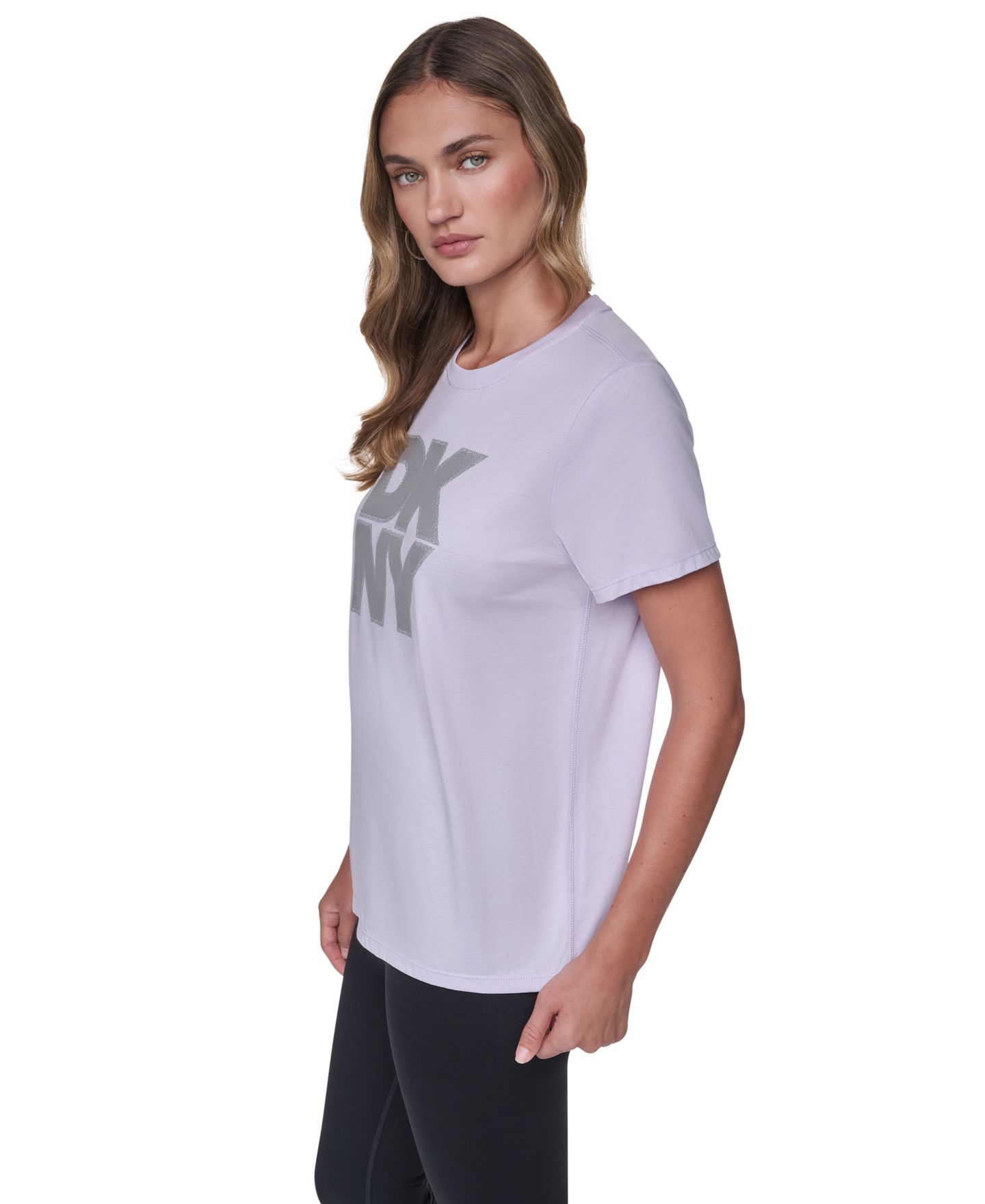 Женская футболка DKNY Sport Stacked Foil Glitter Logo Short-Sleeve Relaxed Fit, цвет: Сиреневый морозный — фото 3