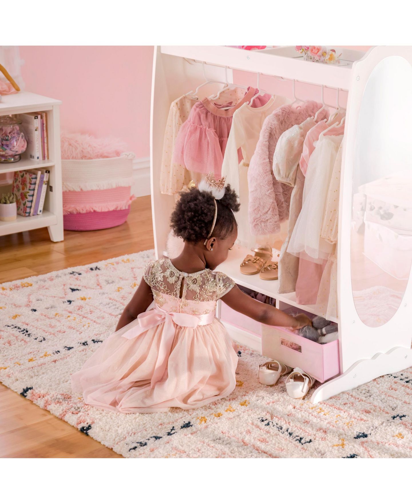 Детские игрушки Guidecraft Dress Up Storage Armoire with Mirror, Ages 2+, цвет: Белый — фото 5