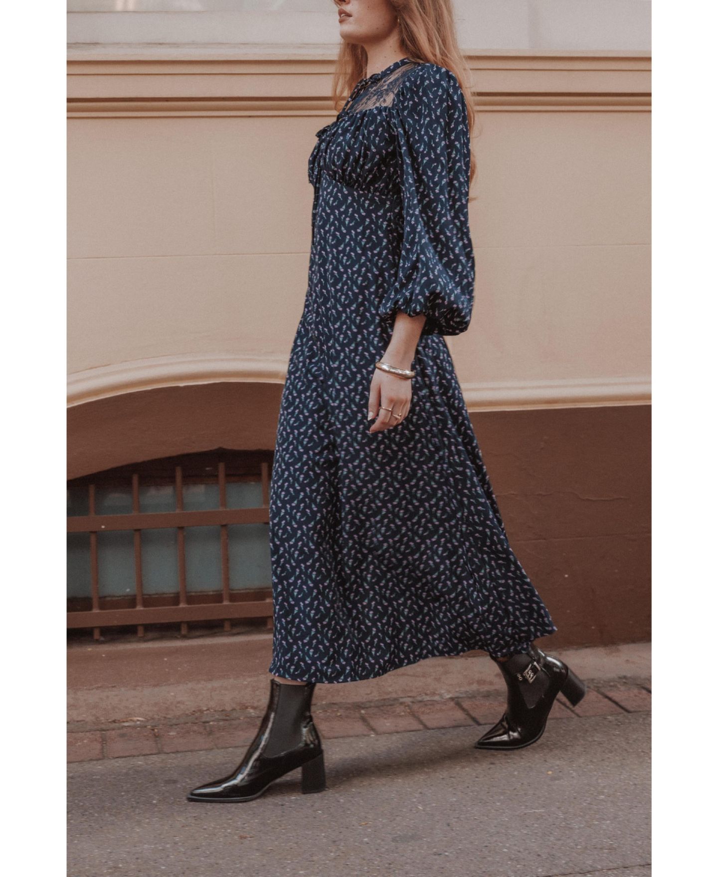 Женское платье Petal and Pup Tillie High Tie-Neck Lace Maxi, цвет: Тёмно-синий с принтом — фото 5