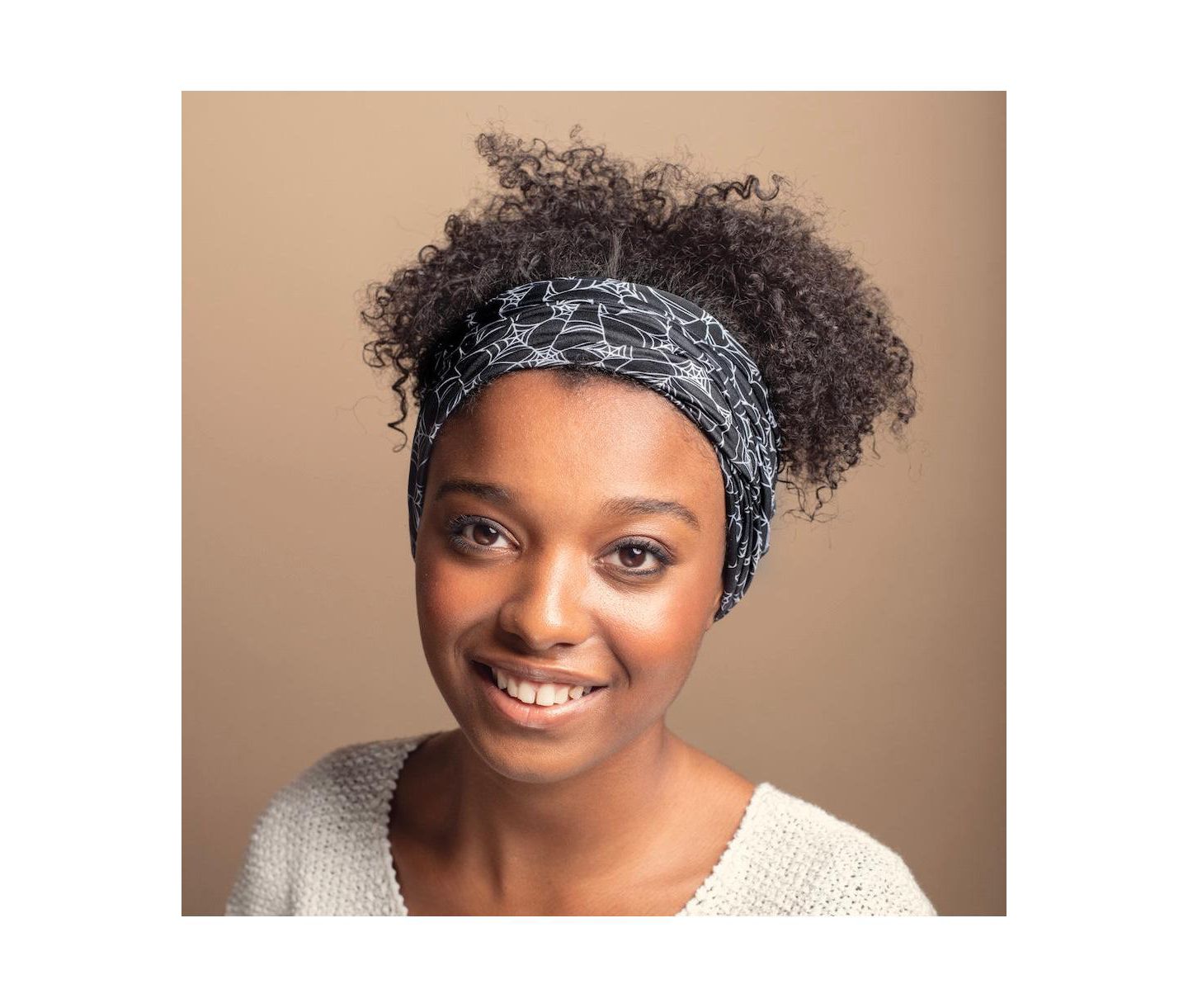 Детские аксессуары для волос Headbands of Hope Luxe Reversible Tube Turban Spider-Web Print Nine-Way Wear Headband, цвет: Чёрный / Белый — фото 4