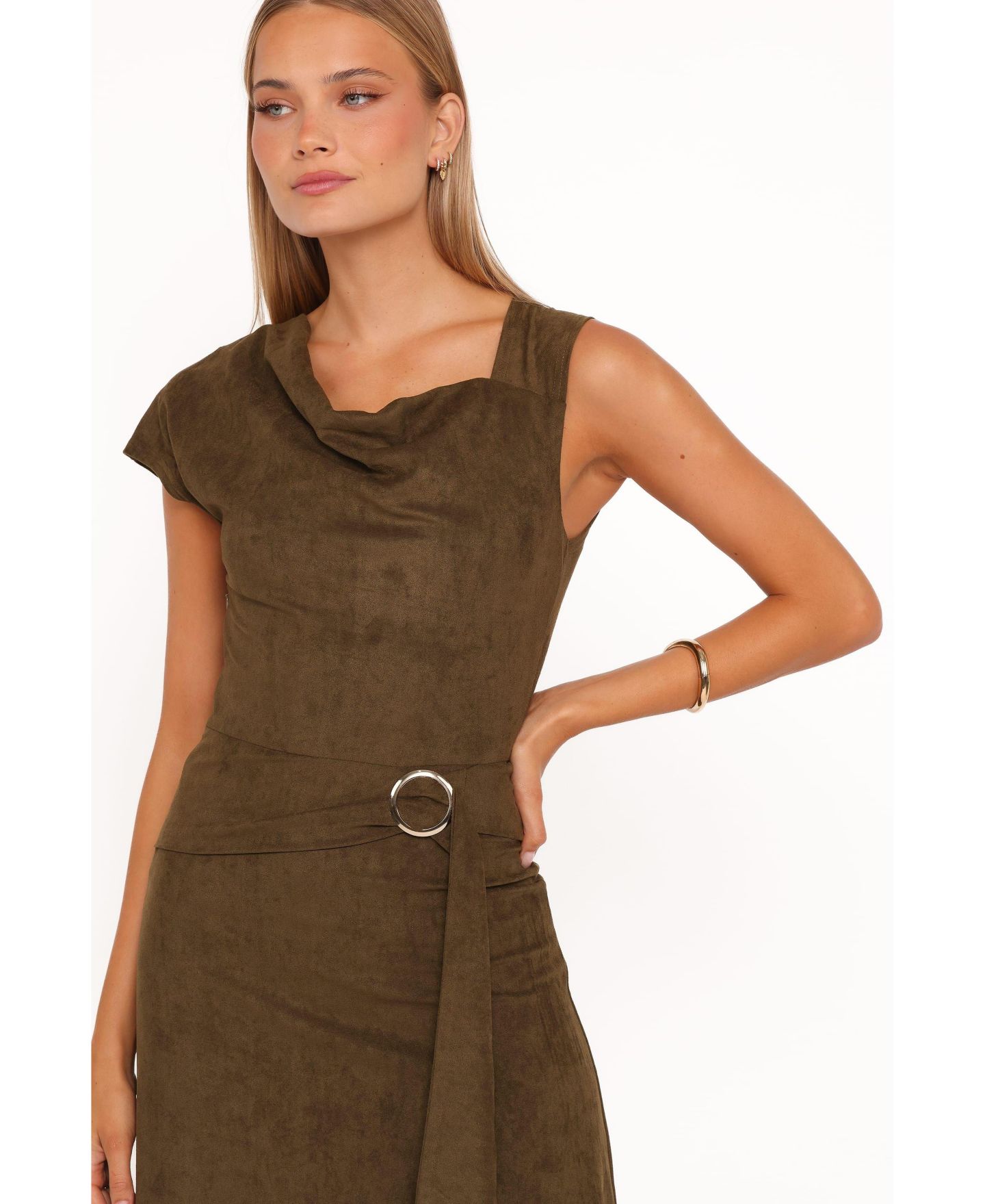 Женское платье Petal and Pup Lovlin Asymmetrical Cowl Neck Sleeveless Faux Suede Maxi, цвет: Оливковый — фото 7