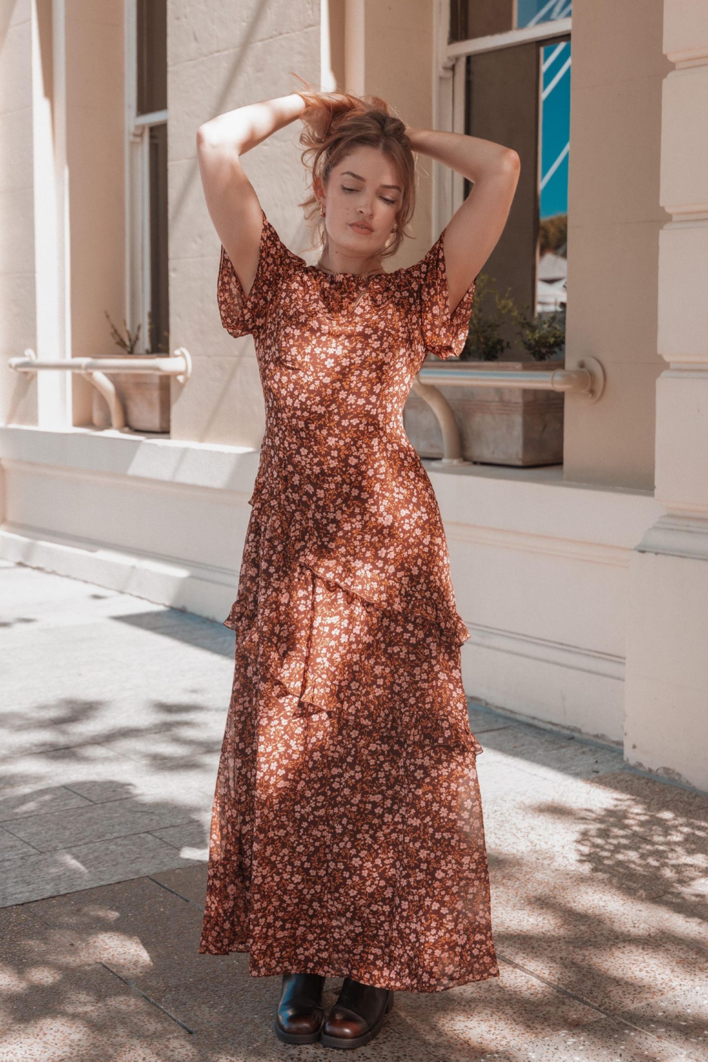 Женское платье Petal and Pup Lorrie Floral-Print Tiered Short-Sleeve Maxi, цвет: Коричневый с принтом — фото 6