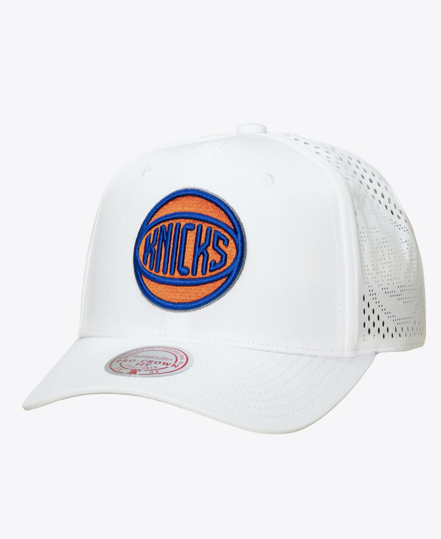 Мужская кепка Mitchell & Ness White New York Knicks Perfect Lightweight Pro Crown Adjustable Hat — фото 1
