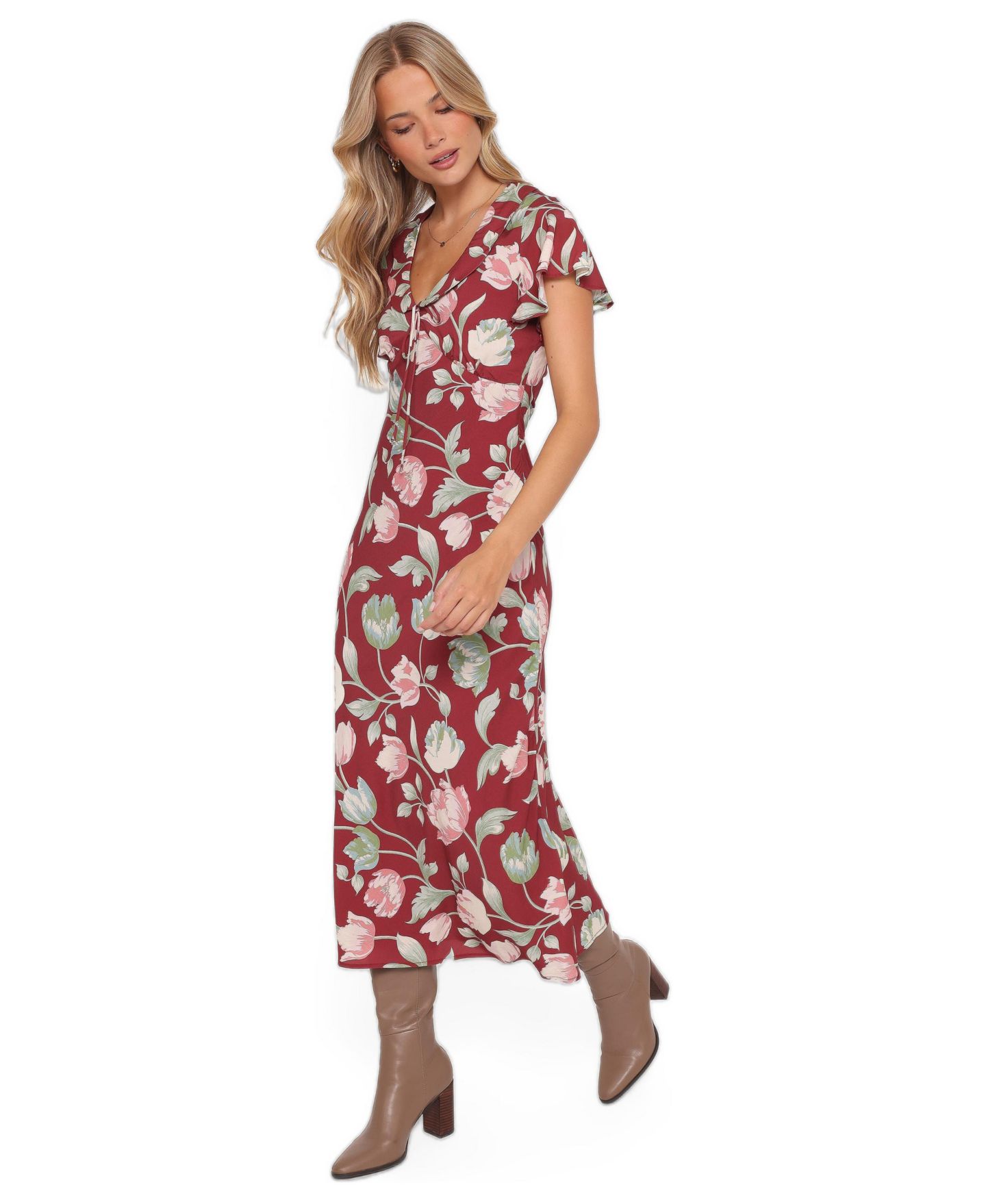 Женское платье Petal and Pup Linden Floral V-Neck Flutter-Sleeve Midi, цвет: Красный с принтом — фото 2