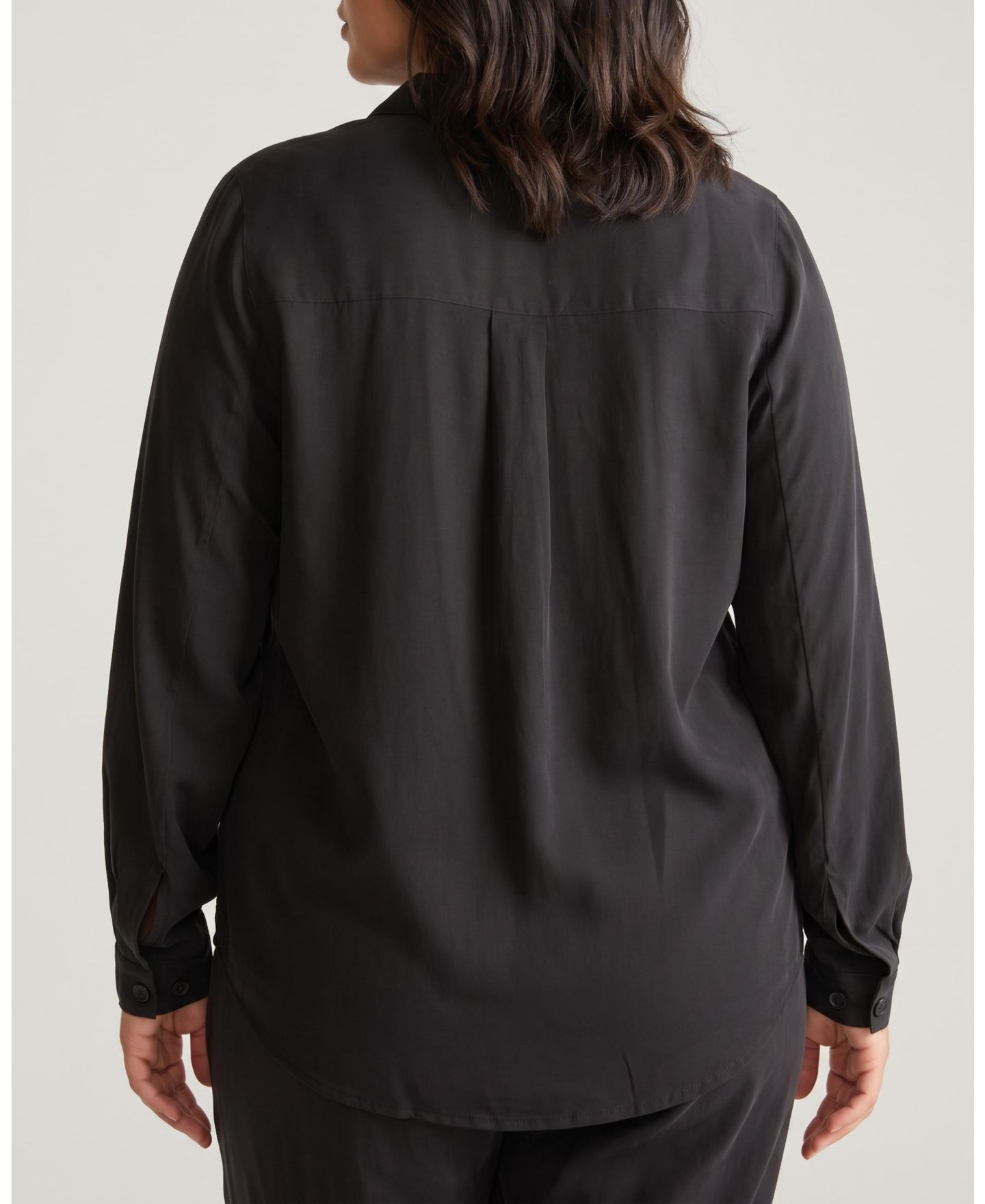 Женская блузка Universal Standard Plus Size Stretch Cupro Button-Down, цвет: Чёрный — фото 4