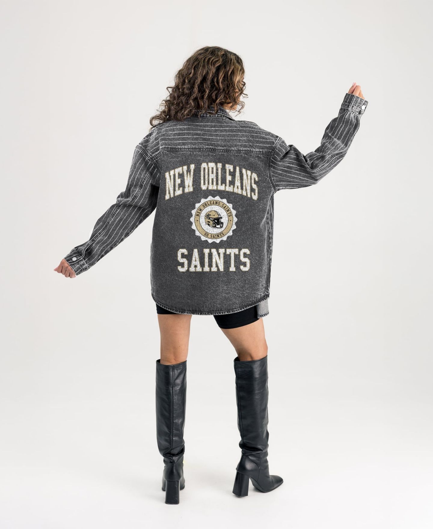 Женская рубашка Gameday Couture Black New Orleans Saints Oversized Style's the Limit Micro-Rhinestone Stripe Washed Denim Button Up Overshirt — фото 3