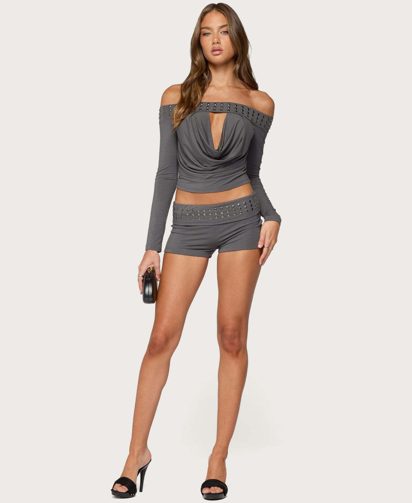 Женский топ Edikted Amy Off-the-Shoulder Cowl Neck Long Sleeve Studded Crop, цвет: Тёмный серый — фото 5