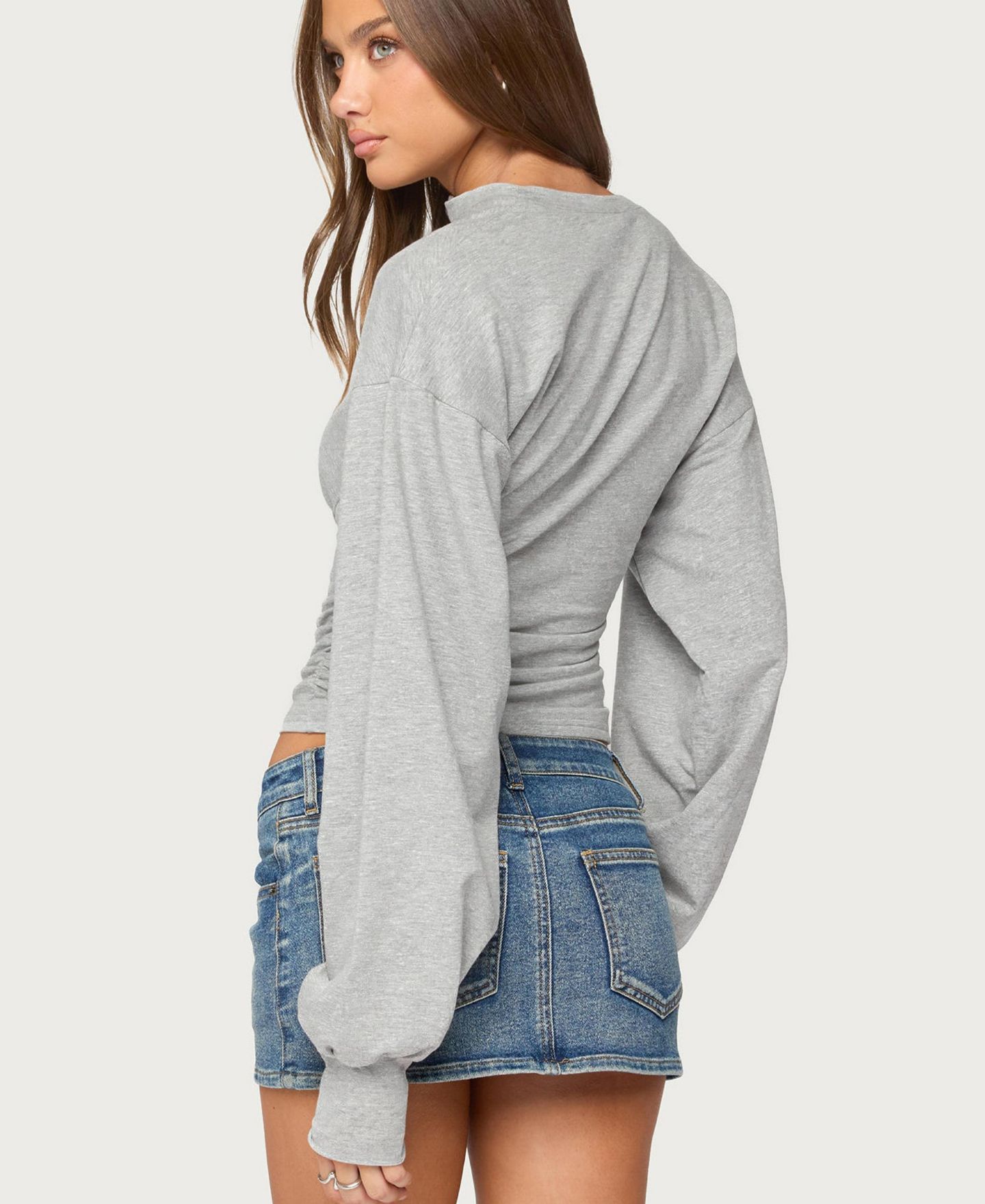 Женский топ Edikted Diya V-Neck Puff-Sleeve Henley, цвет: Серый меланжевый — фото 2