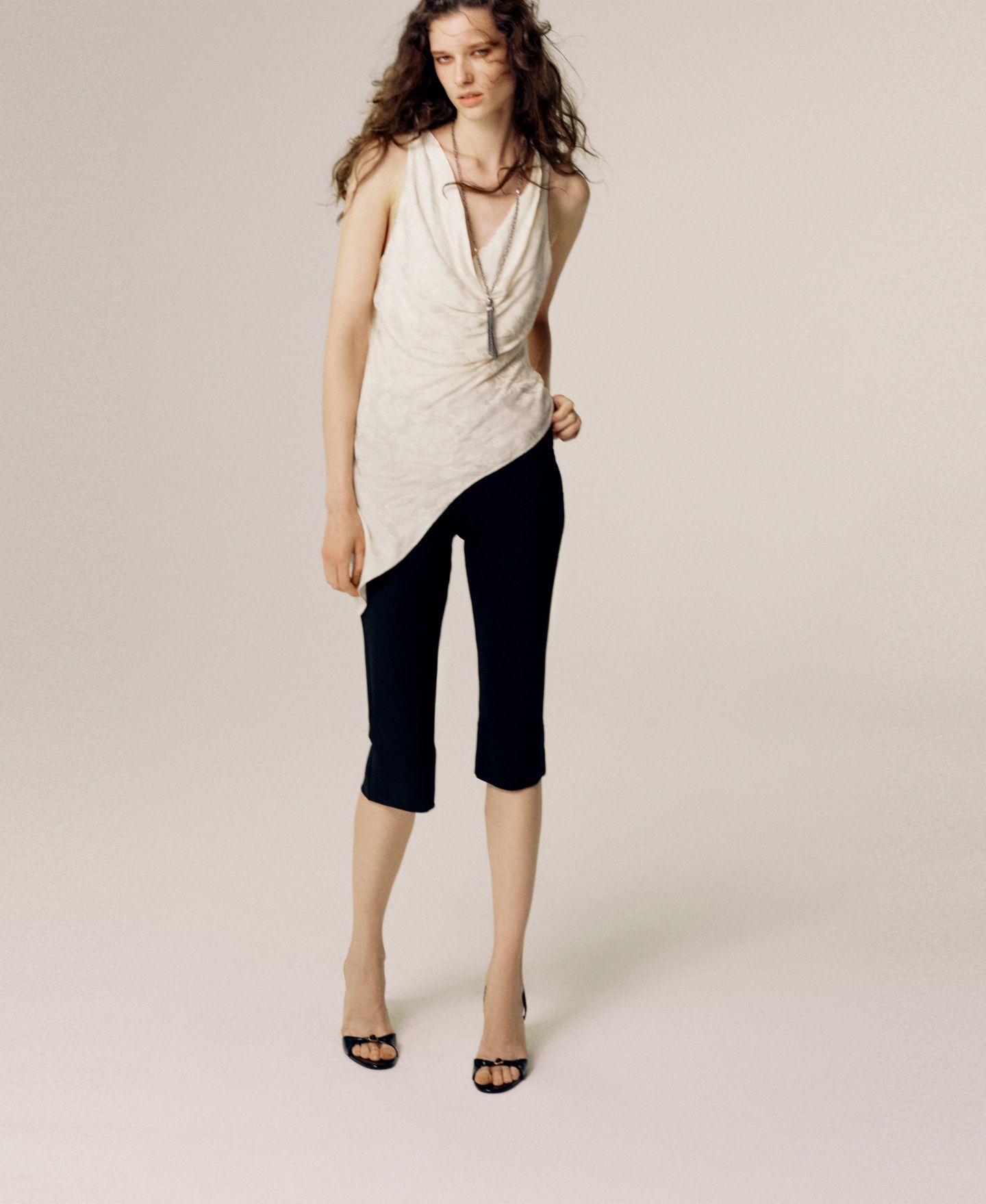 Женский топ Mango Asymmetrical Devore Cowl Neck Asymmetric Hem, цвет: Экрю — фото 2