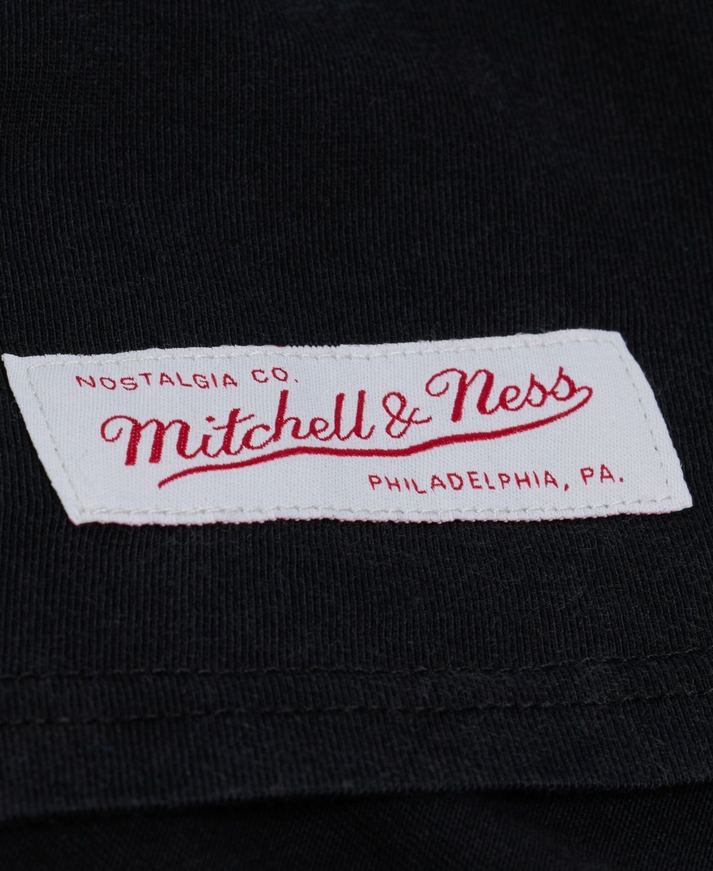 Женская футболка Mitchell & Ness Mitchell Ness Black Detroit Pistons Street Graphic Boxy Crop — фото 6