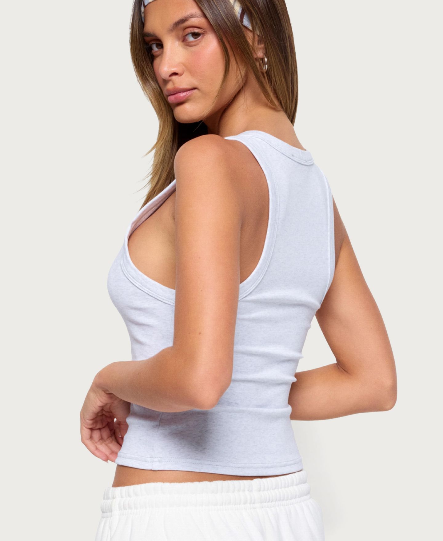 Женский топ Edikted Janele Ribbed Scoop Neck, цвет: Светлый серый меланжевый — фото 2