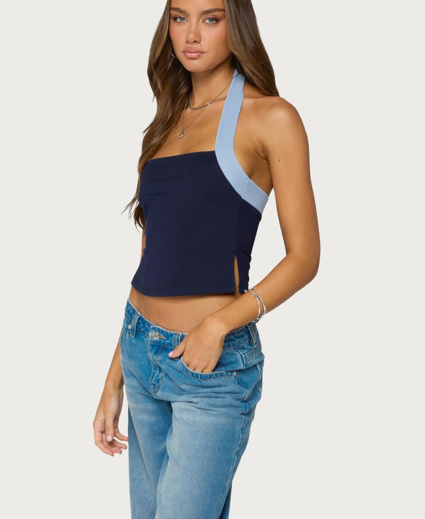 Женский топ Edikted Tanna Colorblock Halter Crop, цвет: Тёмно-синий — фото 2