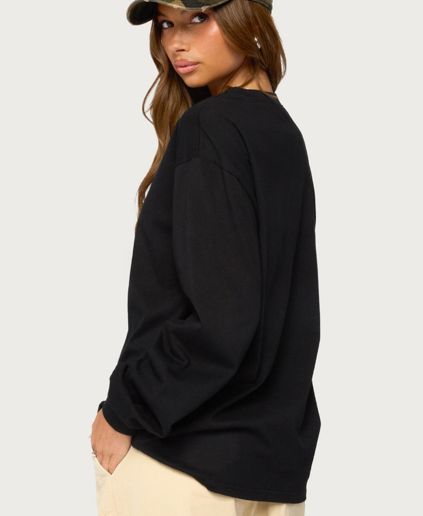 Женский топ Edikted Loving LA Long-Sleeve Crewneck Graphic Cotton-Blend, цвет: Чёрный — фото 4