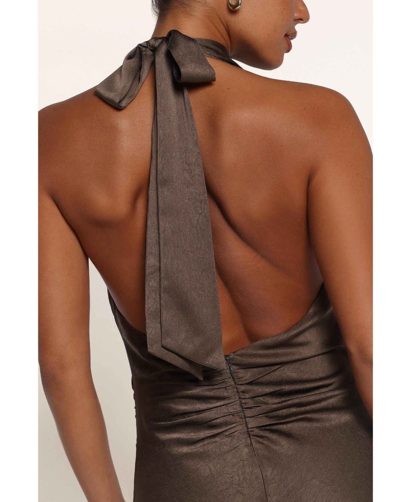 Женское платье Petal and Pup Briellen Cowl Halter Ruched Midi, цвет: Оливковый — фото 5