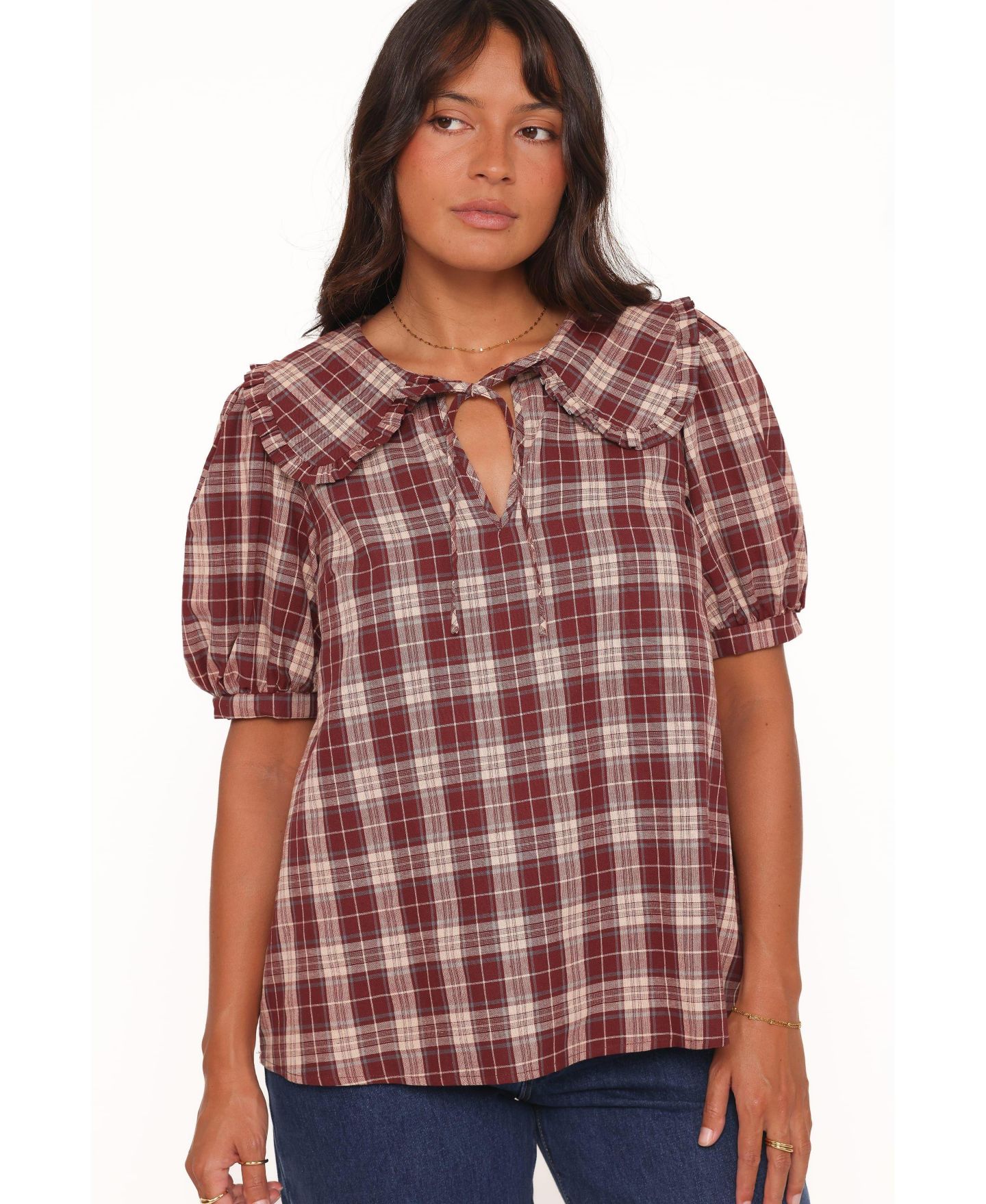 Женская блузка Petal & Pup Evandri Plaid Frill-Collar, цвет: Бордовый клетчатый — фото 1