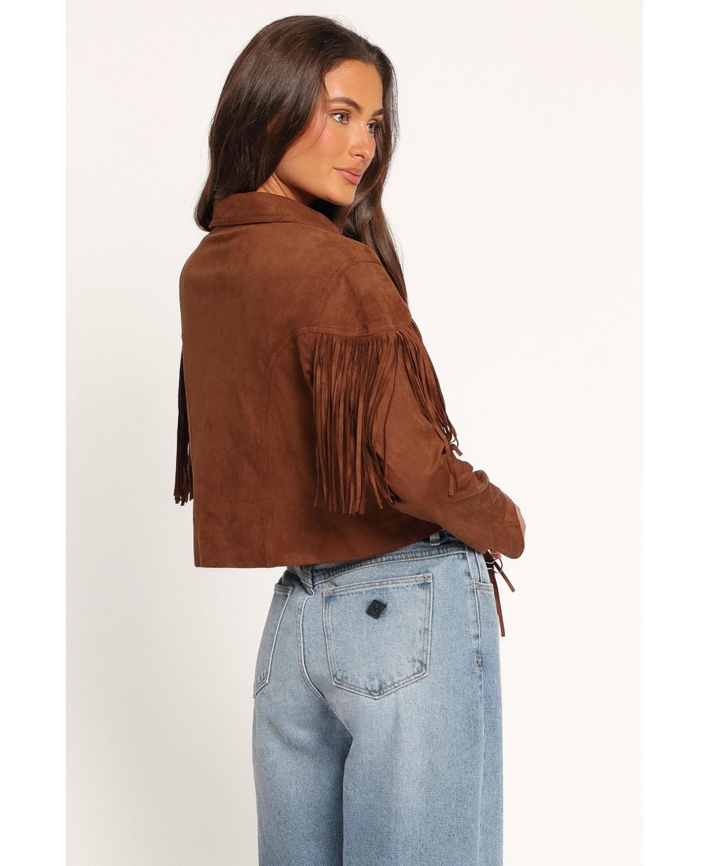 Женская куртка Petal and Pup Kara Fringe Cropped Faux Suede, цвет: Шоколадный коричневый — фото 7