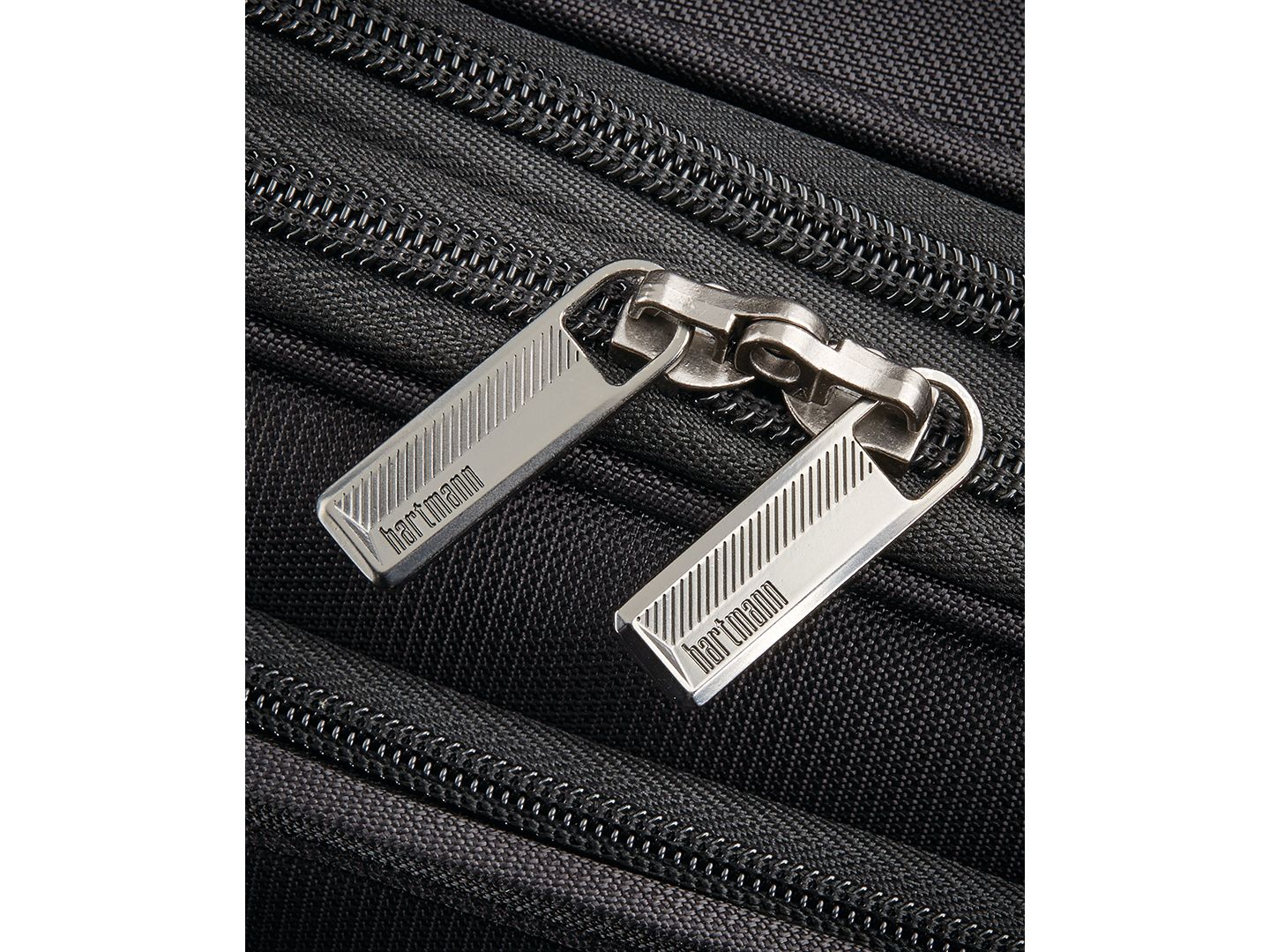 Чемодан Hartmann Metropolitan 2 30.5" Check-in Spinner, цвет: Глубокий чёрный — фото 10