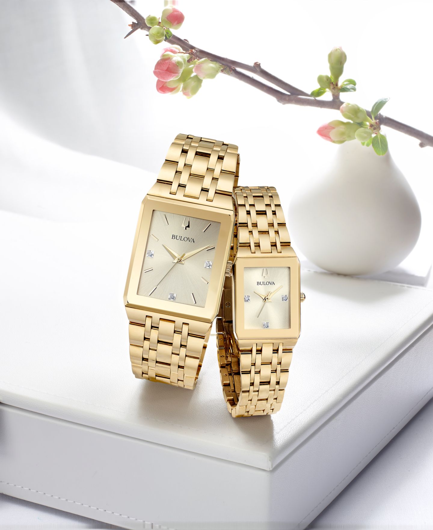 Женские часы Bulova Futuro Diamond-Accent Gold-Tone Stainless Steel Bracelet Watch 20.5x31.5mm — фото 5