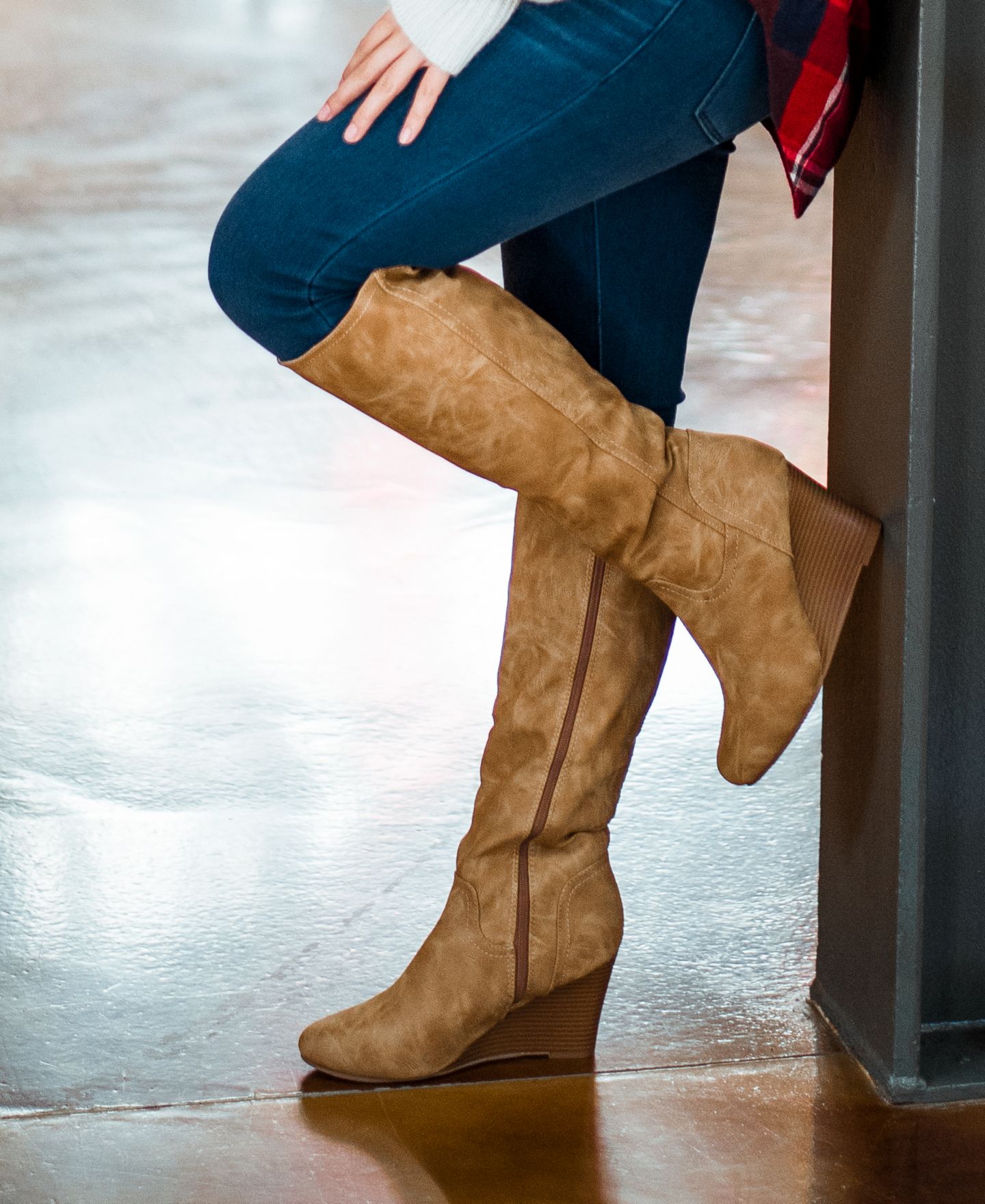 Женские ботинки Journee Collection Langly Regular & Wide Calf Knee High Wedge, цвет: Чёрный — фото 12