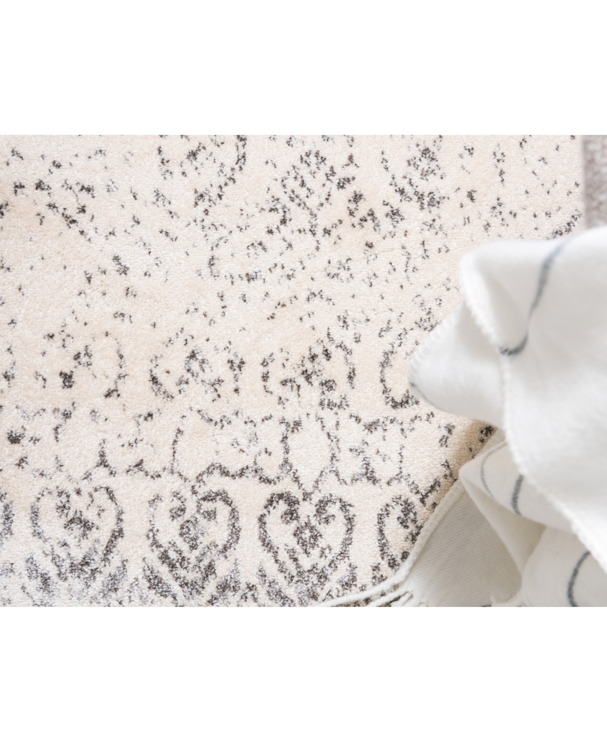 Bayshore Home Lyon Lyo2 8' x 11' Area Rug